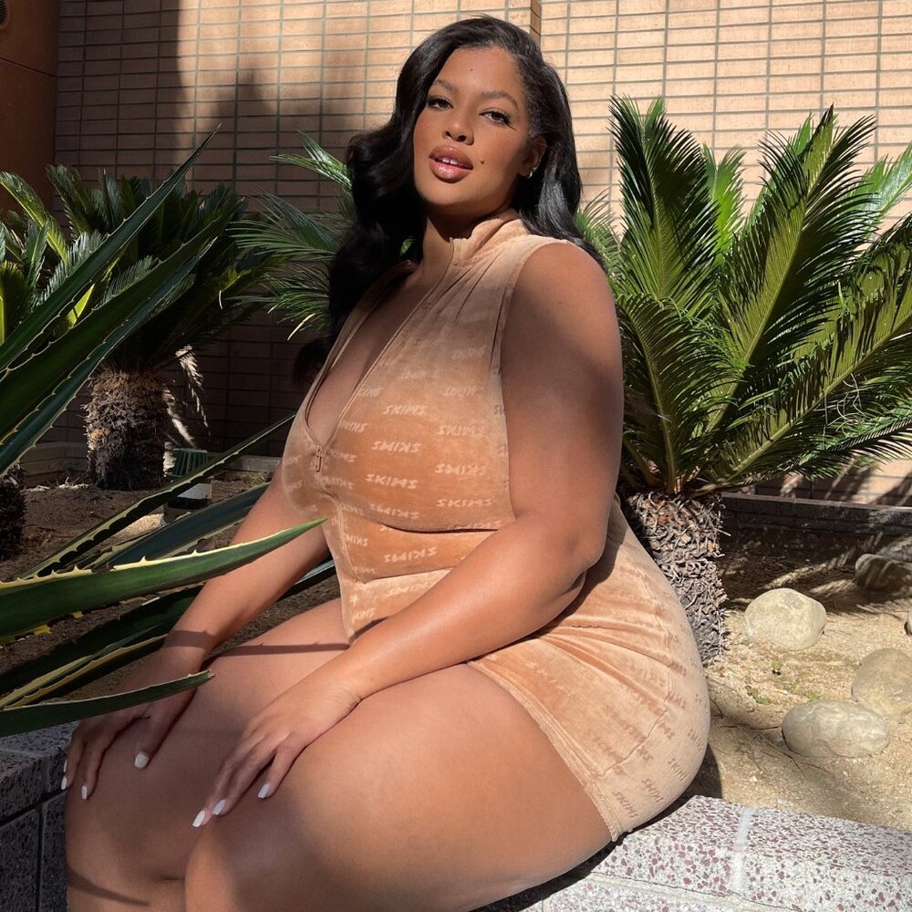 NWT | FREE SHIPPING | PLUS SIZE | SKIMS LOGO VELOUR SHORT ONESIE - CAMEL 4X